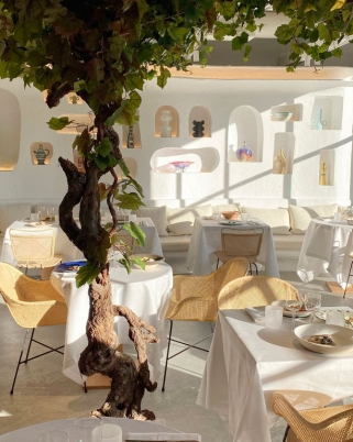 Jacquemus Mereka Bentuk Dalaman Restoran Oursin Dalam ‘Persalinan’ Musim Panas