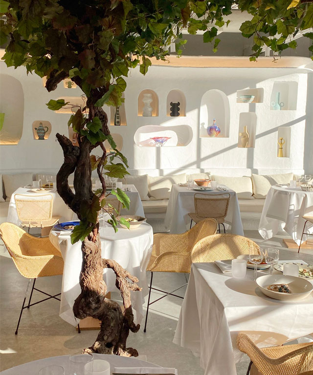 Jacquemus Mereka Bentuk Dalaman Restoran Oursin Dalam ‘Persalinan’ Musim Panas