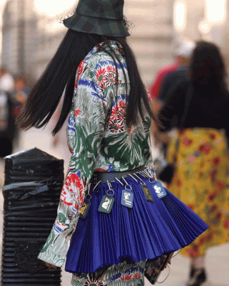 Pleated Skirt Chopova Lowena, Gantung Pada Pinggang – Adakah Ini Trend Skirt Sekarang?