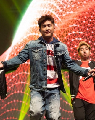 ‘The Singing Pizza’: Alvin Chong Nyanyi #CintaLuarBiasa 😻