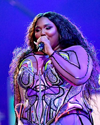 Kostum Lizzo Lebih 100,000 Kristal Swarovski Di Grammys!