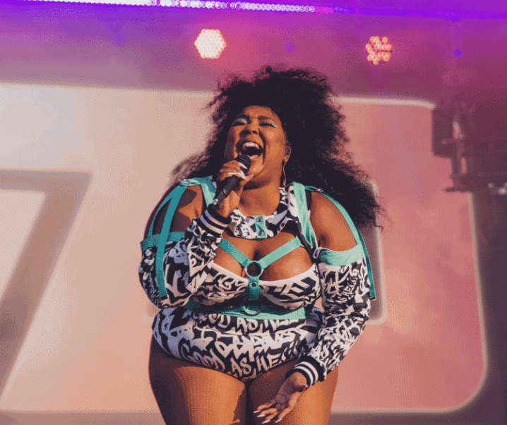 Lizzo Memakai Abah-Abah & Ini Adalah Antara Sebabnya…