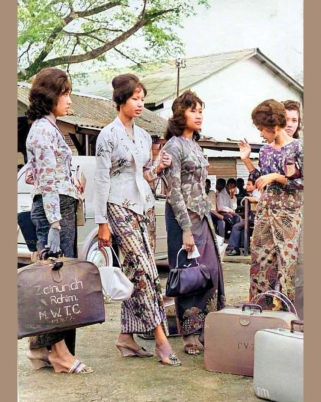 Gambar Guru Berkebaya Viral: Pamerkan Wanita Melayu Moden & Chic