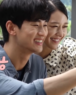 Kim Soo Hyun & Seo Ye Ji Gembira Ambil Gambar Bersama di Set ‘Its Okay Not To be Okay’