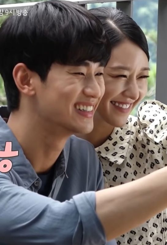 Kim Soo Hyun & Seo Ye Ji Gembira Ambil Gambar Bersama di Set ‘Its Okay Not To be Okay’