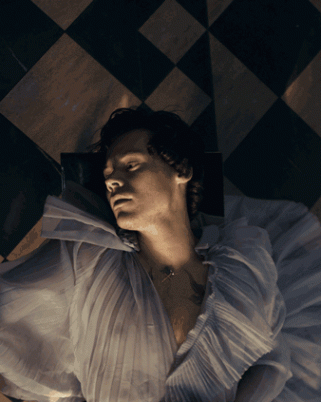Harry Styles – Mutiara Ke Kardigan & Ke Manik Millefiori Pula!