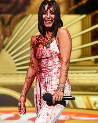 Vanessa Hudgens Tukar 6 Look, Jadi ‘Carrie’ Di MTV Movie Awards!