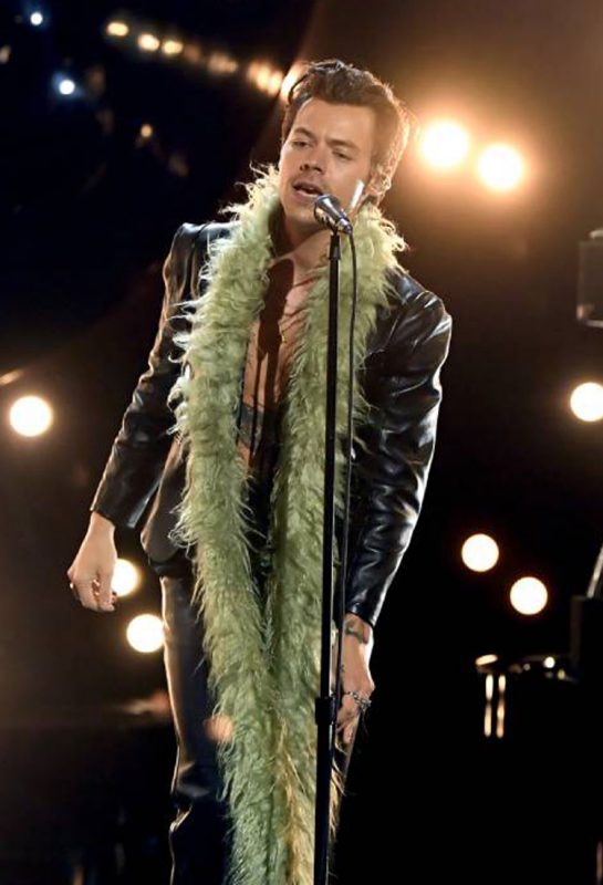 Feather Boa & Lelaki : Nothing New, Tapi Uji Kemaskulinan