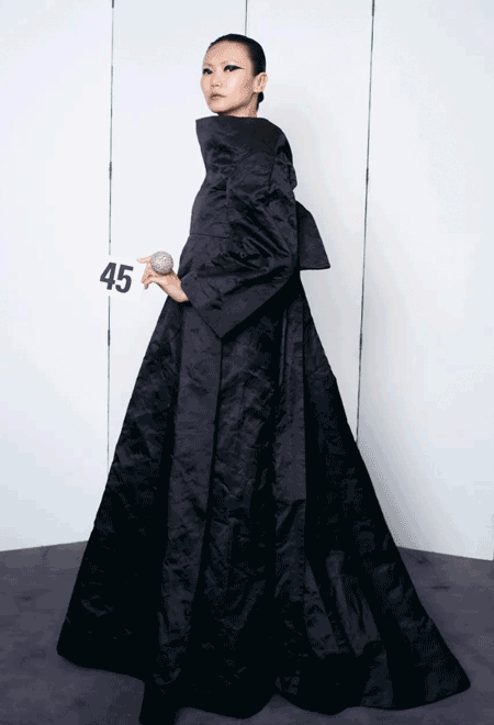 Modern Couture di Balenciaga : Koleksi Pertama Couture Demna Gvasalia