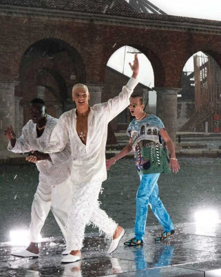 Hujan Batu Menemani Pertunjukan Alta Sartoria Dolce Gabbana