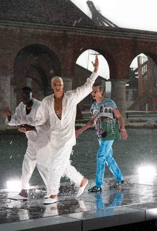 Hujan Batu Menemani Pertunjukan Alta Sartoria Dolce Gabbana