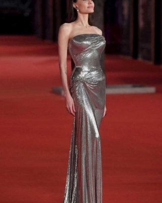 Dress Versace Angelina Jolie: 6 Kali Dia Muncul di Permaidani Merah