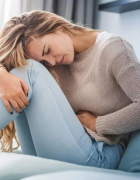 Dress Versace Angelina Jolie: 6 Kali Dia Muncul di Permaidani Merah