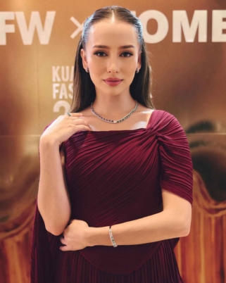 Anna Jobling Serlahkan Aura Wanita Moden Dengan Barang Kemas TOMEI Bernilai Lebih RM225,000 di KLFW 2026