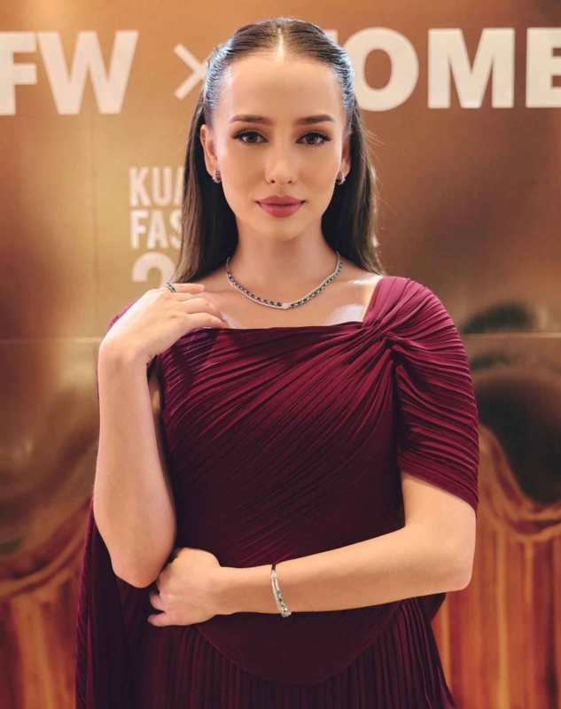 Anna Jobling Serlahkan Aura Wanita Moden Dengan Barang Kemas TOMEI Bernilai Lebih RM225,000 di KLFW 2026