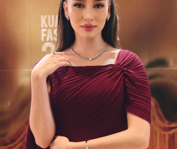 Anna Jobling Serlahkan Aura Wanita Moden Dengan Barang Kemas TOMEI Bernilai Lebih RM225,000 di KLFW 2026